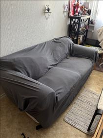 Abbildung: Couch mit grauen Bezug 