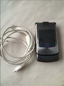 Abbildung: Klapphandy Motorola V3i mit Usp-Kabel, Akku erneuert.