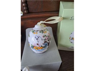 Abbildung: Hutschenreuther Ei 2010 (und Zugaben)