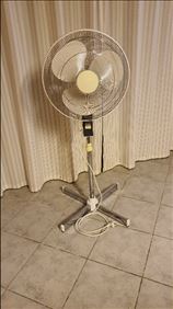 Abbildung: Schwenkbarer Standventilator