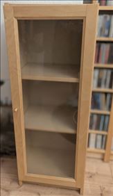 Abbildung: Regal mit Glastür