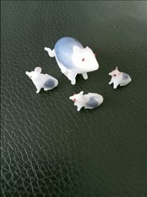 Abbildung: Einzigartige handgefertigte Porzellan Mutter Rat mit Babys 