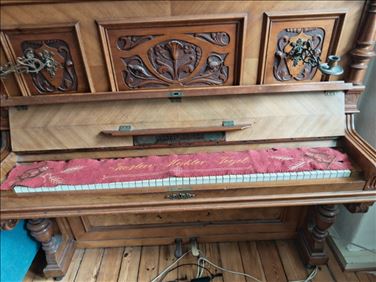 Abbildung: sehr schönes Klavier gut auf eigene Abholung zu verschenken