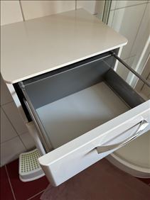 Abbildung: Bad-Hängeschrank 