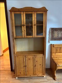 Abbildung: Schrank aus Kieferholz