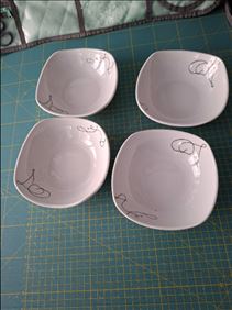 Abbildung: Bunte Becher und dezente Müslischüsseln