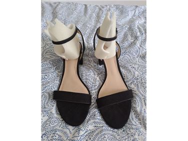 Abbildung: schöne Sandalette m. kl. Absatz (schwarz, Gr. 40)