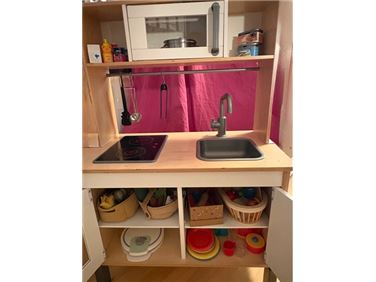 Abbildung: Kinderküche mit Inhalt (Ikea Duktig)