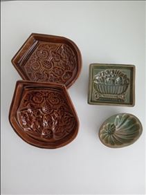 Abbildung: 4 kleine Puddingformen aus Keramik, 2 x braun, 2 x grün