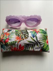 Abbildung: Sonnenbrille(B:15cm)  Mädchen mit Brillenbeutel 