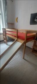Abbildung: Hochbett mit Rutsche und Vorhänge