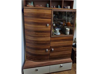 Abbildung: Vitrinenschrank 