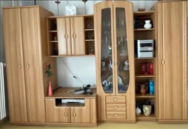 Abbildung: Große Schrankwand in Holzoptik, 320 cm breit