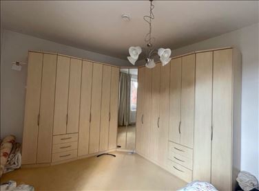 Abbildung: Großer Eckkleiderschrank, helles Holz, 220cm hoch
