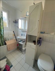 Abbildung: Hoher Badezimmerschrank mit Spiegel, 190x34x33 cm