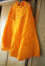 Abbildung: Zwei Regenponchos von VAUDE Valdipino Größe M und L
