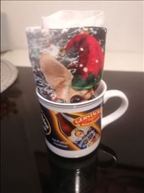 Abbildung: Weihnacht shirt von H und M 146-152, 1 Tasse 