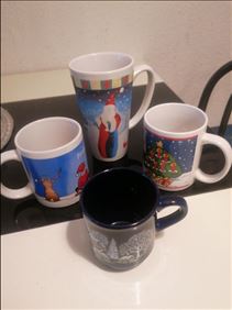 Abbildung: Weihnachten 4 große Tassen  alt gebraucht guter Zustand 