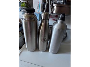 Abbildung: drei Metalltrinkflschen zu verschenken  an Selbstabholerin