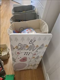 Abbildung: Spielzeug- und Bücherregal