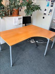 Abbildung: Schreibtische / Bürotische zu verschenken