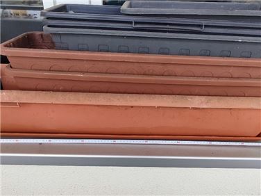 Abbildung: Balkonkästen mit Halterung 