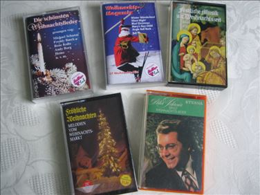 Abbildung: 5 Weihnachts-MC, teils noch verschweißt