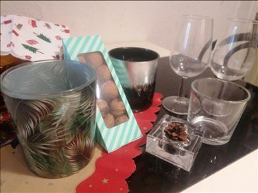 Abbildung: Deko Weihnachten,  Weingläser, Walnüsse, Kärzengläser, 