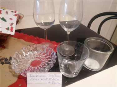 Abbildung: 1 Aschenbecher, 2 Teelichtgläser, 2 Weingläser  sehr alt