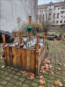 Abbildung: Selbstgebaute Gartenmöbel und Hochbeet zu verschenken