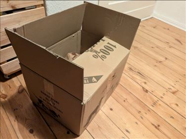 Abbildung: Füllmaterial und 3 Kisten