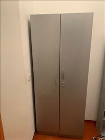 Abbildung: Großer Metallschrank