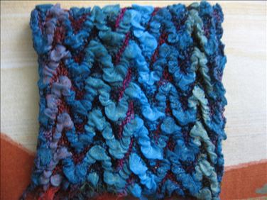 Abbildung: voluminöser Schal, weiches Material