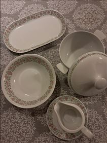 Abbildung: Service Teile DDR Kahla 4 Teile Dekor Rosen.