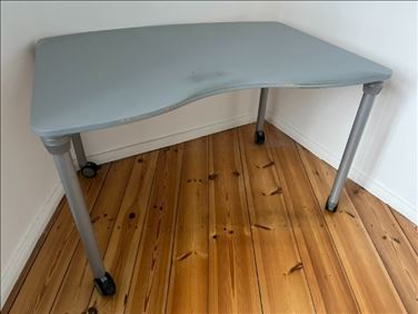 Abbildung: Schreibtisch zu verschenken.