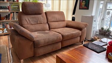 Abbildung: Sofa, 2-Sitzer, eine Seite elektrisch verstellbar