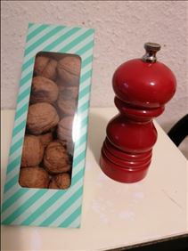 Abbildung: 1 Salzmühle und ca 250 gr. Walnüsse eigene Ernte 