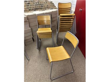 Abbildung: 19 Stühle 