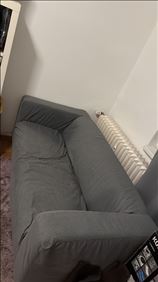 Abbildung: Gut erhaltene Couch mit grauem Bezug