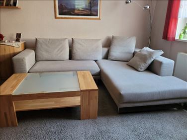 Abbildung: Couch und Tisch Kernbuche