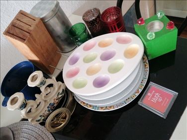 Abbildung: Küchen Utensilien , poltergeschirr, Kaffeedose, Kerzenhalter