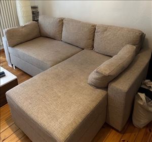 Abbildung: Couch mit Ottomane und Bettkasten