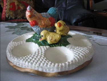 Abbildung: alter  Osterteller, Keramik oder Steingut