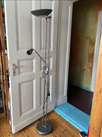 Abbildung: Deckenfluter mit Leselampe