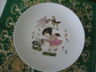 Abbildung: 2 alte Teller aus DDR-Ära mit Motiv