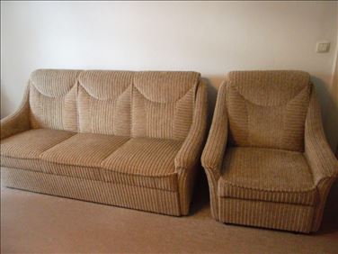 Abbildung: Stabile 3-Sitzer Couch mit einem passemden Sessel