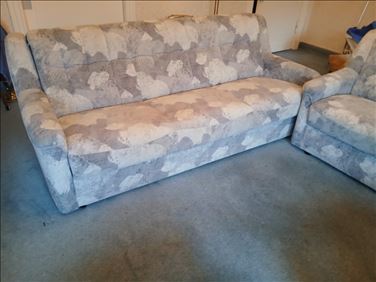 Abbildung: 1 Sofa (Schlafsofa) 3er Sitz+1 2Sitzer +2 Polsterhocker