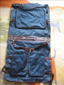 Abbildung: großer Kleidersack mit Lederbesatz