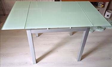 Abbildung: kleiner Glastisch