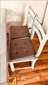 Abbildung: Tisch mit 4 Stühlen und Kissen 